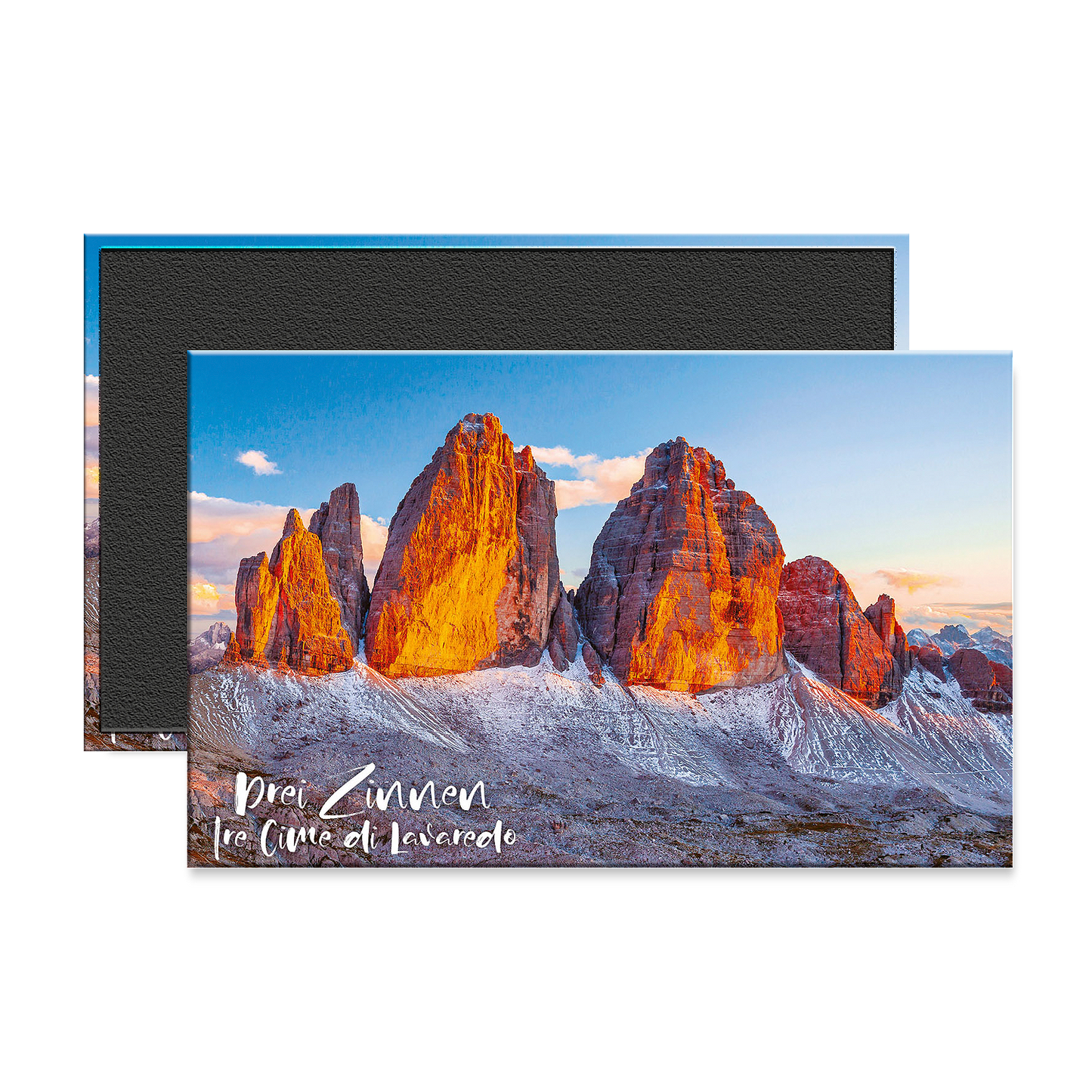 calamita che ritrae le Tre Cime di Lavaredo al tramonto, viste dal Sasso di Sesto. Fotografia di © Olimpio Fantuz / SIME
