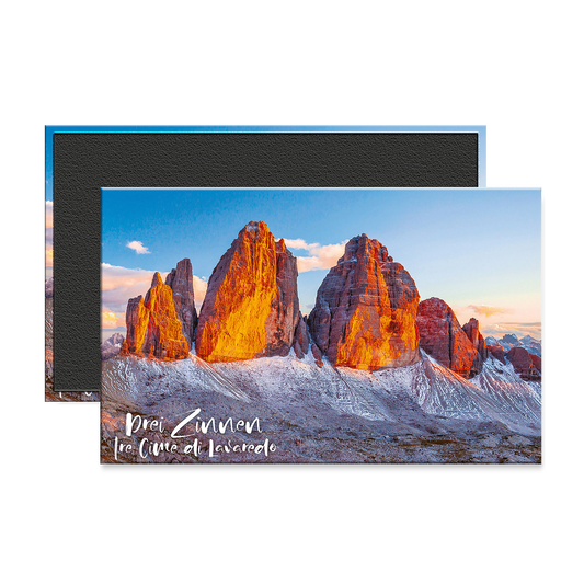 calamita che ritrae le Tre Cime di Lavaredo al tramonto, viste dal Sasso di Sesto. Fotografia di © Olimpio Fantuz / SIME