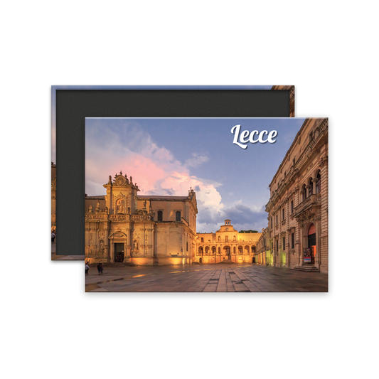 Calamita Rettangolare - Puglia. Lecce. Piazza Duomo con la Cattedrale di Santa Maria Assunta e il Palazzo Arcivescovile di notte - Dimensioni 90x65mm