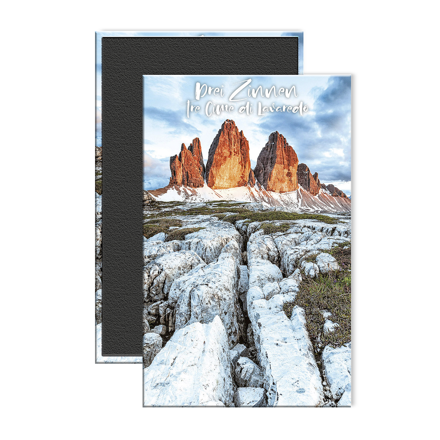 splendida calamita raffigurante le iconiche Tre Cime di Lavaredo (Drei Zinnen), nel cuore del Parco Naturale in Trentino-Alto Adige. La fotografia, realizzata da © Anne Maenurm / SIME