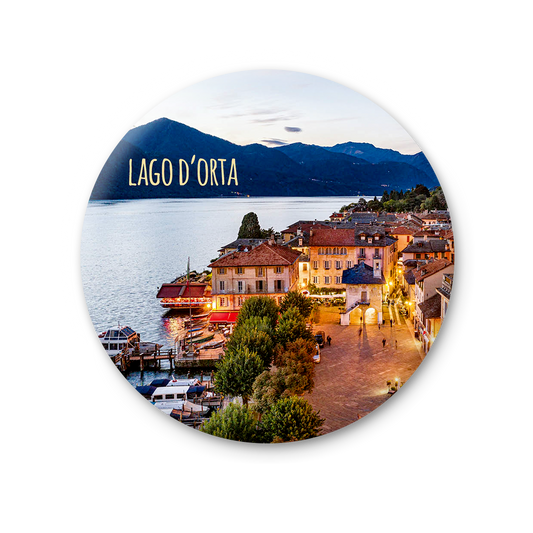 Piemonte, Lago d'Orta, Cusio Orta San Giulio, piazza Mario Motta